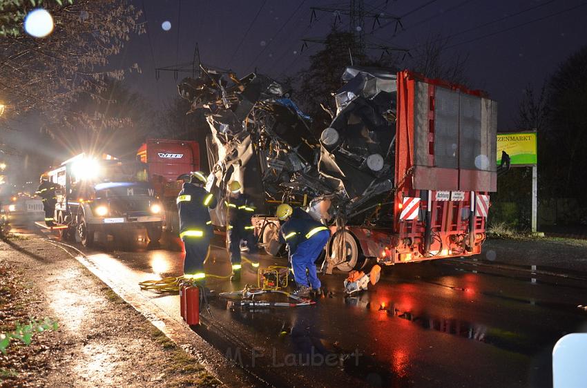 Schwerer VU Bus Zug Düsseldorf P592.JPG